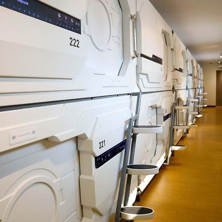 Whiz Capsule Hotel Thamrin Yakarta Exterior foto