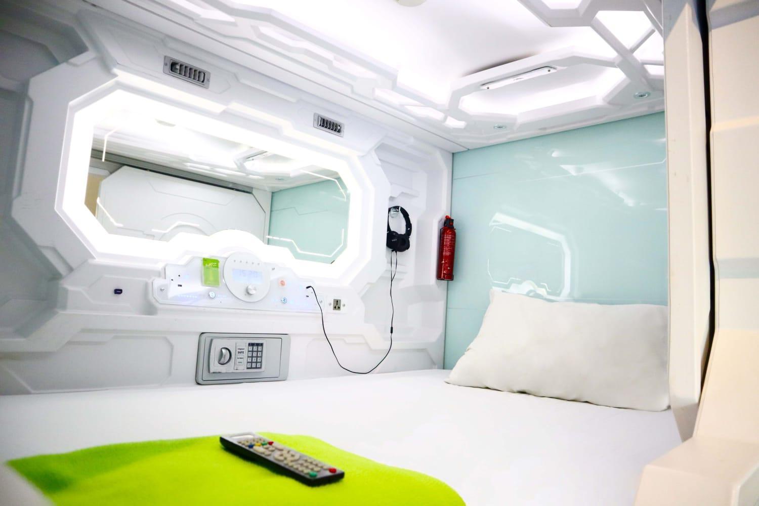 Whiz Capsule Hotel Thamrin Yakarta Exterior foto