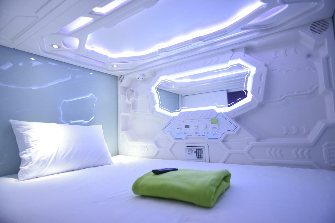 Whiz Capsule Hotel Thamrin Yakarta Exterior foto
