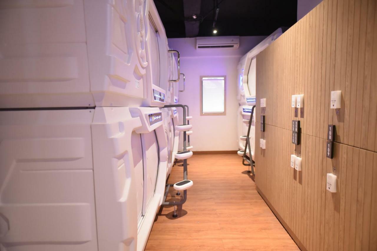 Whiz Capsule Hotel Thamrin Yakarta Exterior foto