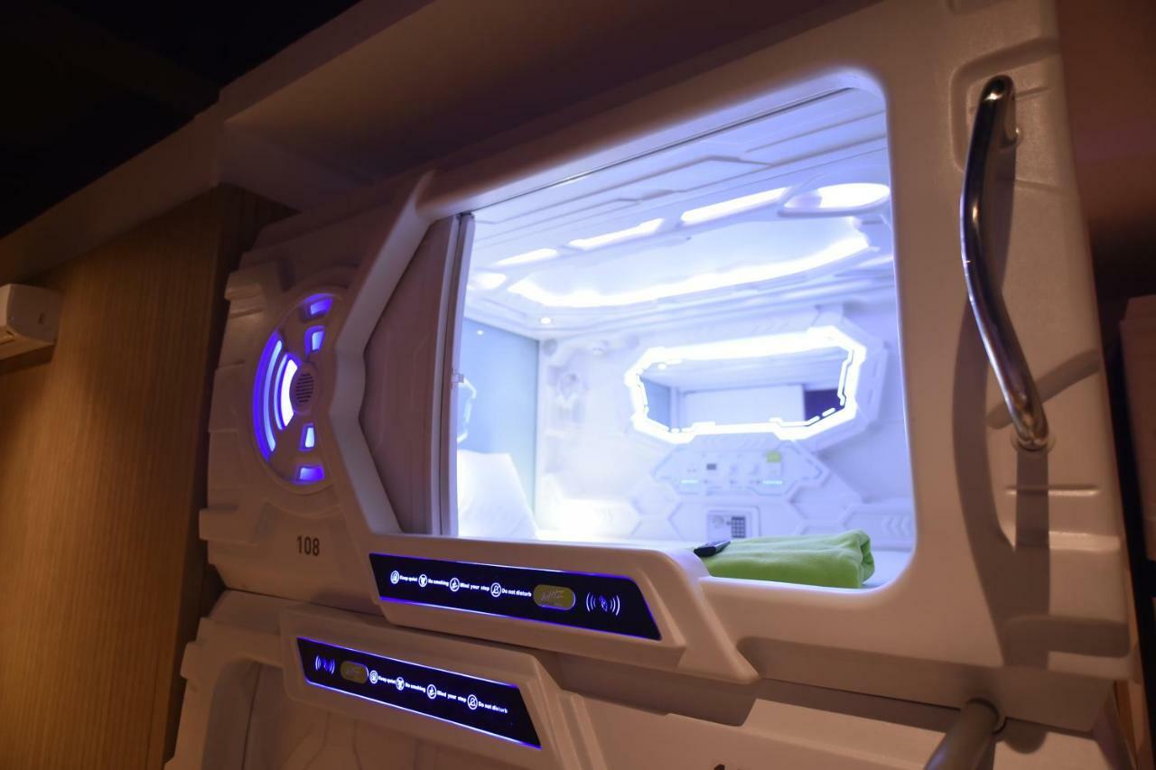 Whiz Capsule Hotel Thamrin Yakarta Exterior foto