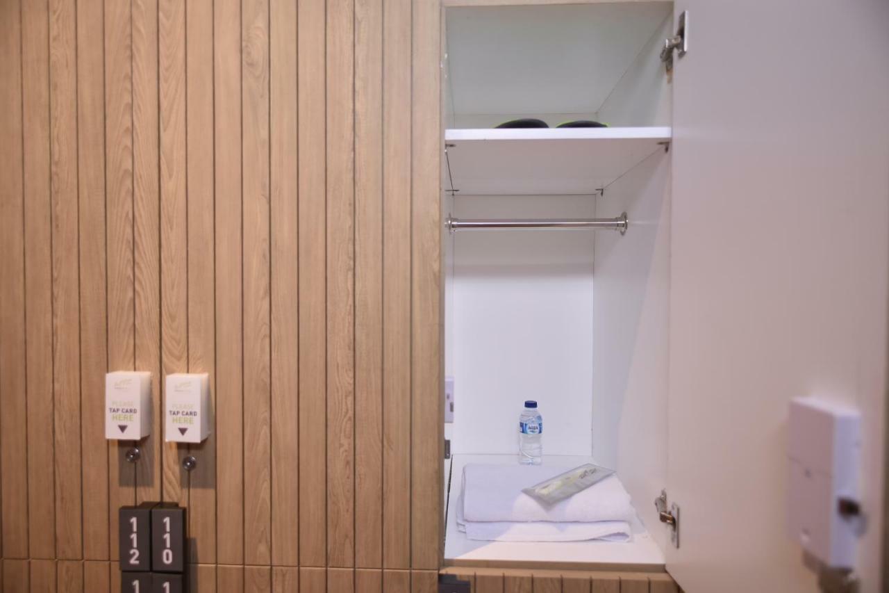 Whiz Capsule Hotel Thamrin Yakarta Exterior foto